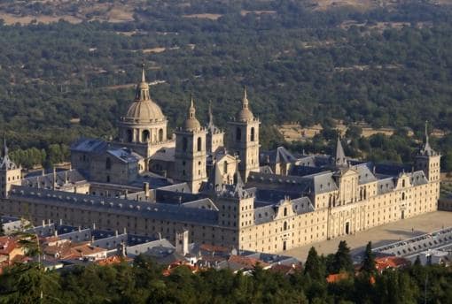 El Monasterio de El Escorial, desde el monte Abantos.