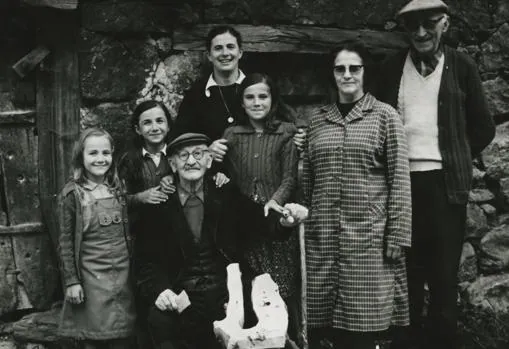 Aurelio Díaz Campillo, poses with his whole family, in 1977