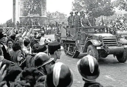 Los españoles de la mítica Nueve liberan París como parte del ejército Aliado