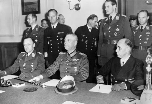 La delegación alemana, durante la firma del documento el 8 de mayo