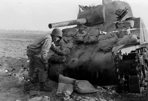 Carro de combate Sherman, después de que un Panzerfaust impactase en uno de sus sacos terreros