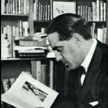 Gregorio Marañón en un rincón de su biblioteca.