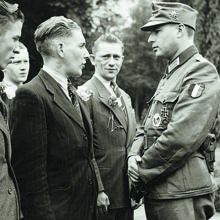 Léon Degrelle, a la derecha, como oficial de la Legión Valonia