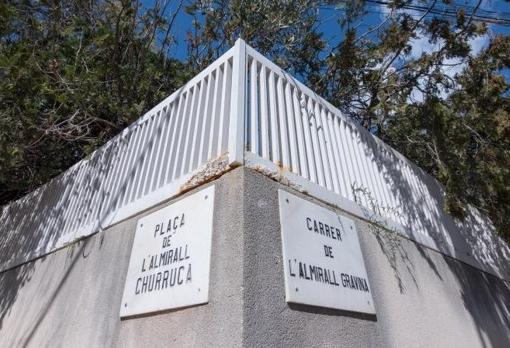 Placas de la Plaza de L'Almirall Churruca y de la calle de L'Almirall Gravina, que pasarán a llamarse Plaza de Mateus Pruner y Calle d'Angelí i Dulcert