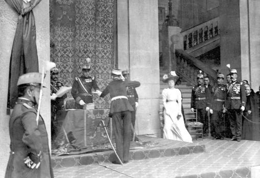 Ceremony in the Patio del Alcázar with the King delivering dispatches to the new lieutenants.  On the right his aunt, the Infanta Eulalia.