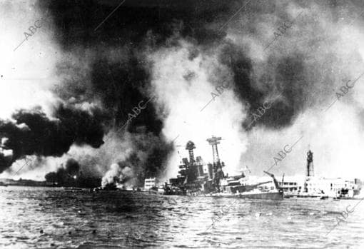 Los japoneses atacasn la base de Pearl Harbor