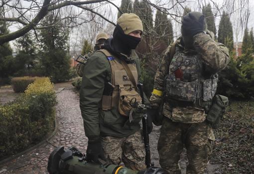 Soldados ucranianos con el sistema NLAW antitanque en las cercanías de Kiev