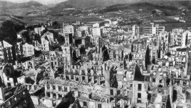Imagen del estado en el que quedó la ciudad de Guernica arrasada tras el Bombardeo.