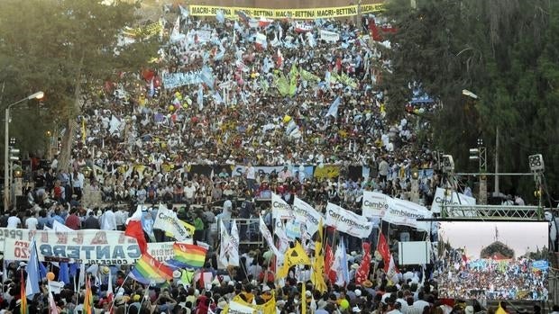 Seguidores de Mauricio Macri, este jueves en el cierre de campaña de Cambiemos en Humahuaca (Jujuy)