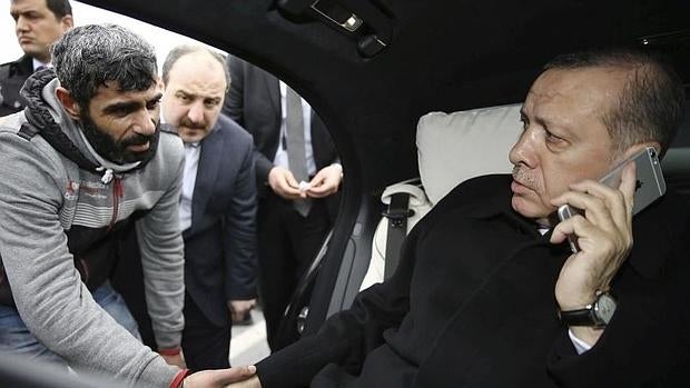 Erdogan hablando con un hombre que se iba a suicidar en el puente del Bósforo