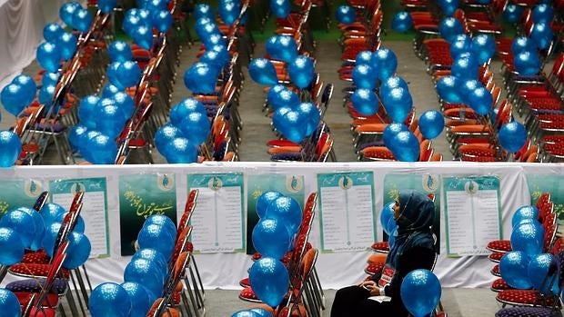 Una mujer espera el inicio de un acto electoral de una de las listas reformistas en Teherán