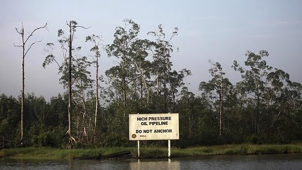 Cartel de advertencia de una instalación petrolífera en el arroyo Nembe, Nigeria