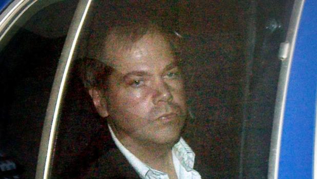 Hinckley, conducido a una comparecencia en una imagen de 2003