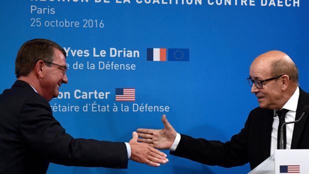 Ashton Career y Jean-Yves Le Drian se dan la mano durante la reunión de ministros de Defensa en París