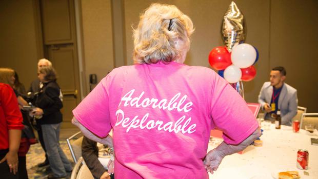 Una mujer exhibe su camiseta "adorable deplorable" en la sede del GOP de Dallas en la tarde del 8 de noviembre