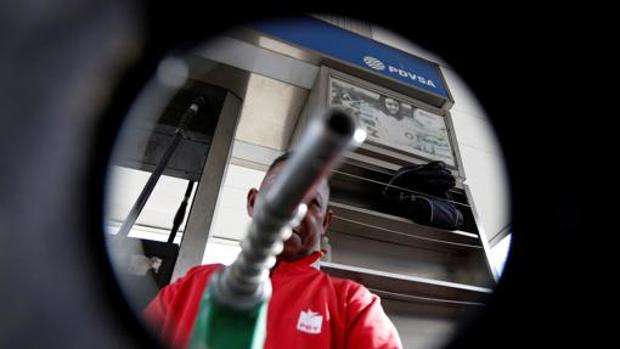 Un operario en una gasolinera de Venezuela