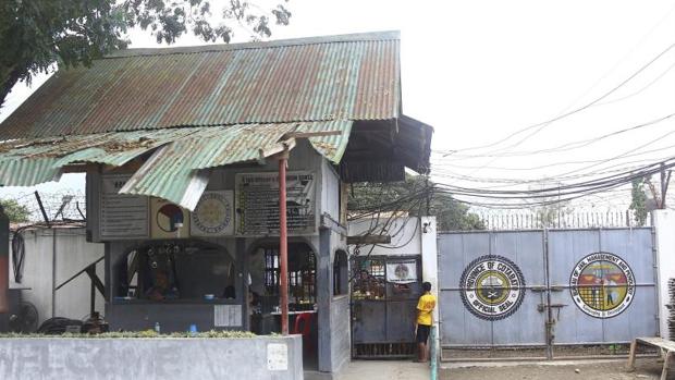 Policías armados montan guardia a la entrada de la prisión en Kidapawn en el sur de Filipinas hoy, 4 de enero de 2017
