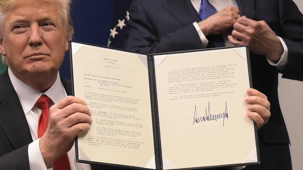 La firma de Trump se caracteriza por el trazo continuo y extremadamente anguloso