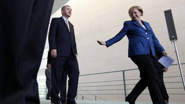 El presidente de Turquía, Erdogan, junto a la canciller de Alemania, Merkel