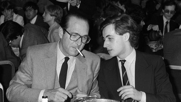 Una imagen tomada el 24 de marzo de 1981 muestra al entonces alcalde de París Jacques Chirac hablando con uno de los líderes de las juventudes de su partidos, Nicolas Sarkozy