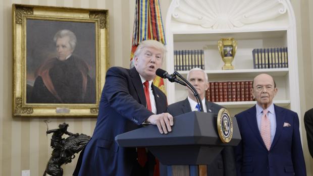 Trump con el vicepresidente Mike Pence y el secretario de Comercio, Wilbur Ross, antes de firmar las órdenes ejecutivas