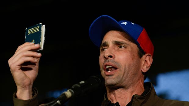 Capriles sostiene una copia de la Constitución venezolana