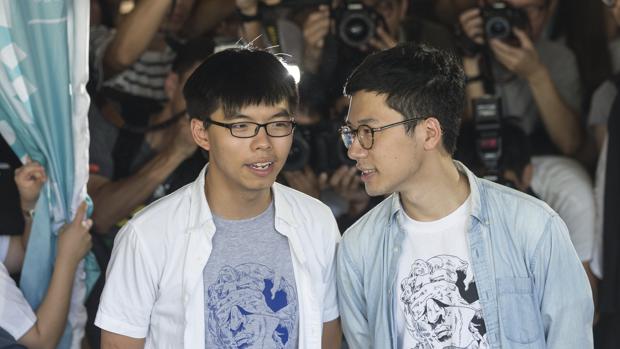 Los líderes estudiantiles Nathan Law (dcha) y Joshua Wong (izq) hacen una delaracion a la prensa a las puertas del Tribunal Supremo de Hong Kong antes de que la Corte dicte sentencia