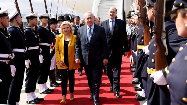 El primer ministro israelí, Benjamin Netanyahu, con su esposa Sara, a su llegada a Argentina