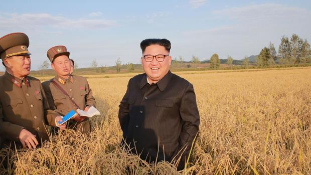 El dictador norcoreano, Kim Jong-un (centro)
