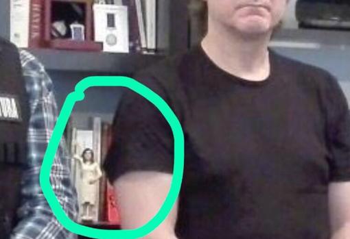 Librería del apartamento de Amado Boudou, con una figura de la expresidenta de Argentina, Cristina Fernández