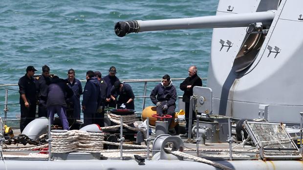 Tripulantes del destructor ARA Sarandi, antes de zarpar para la búsqueda del submarino perdido