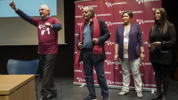 Antonio Ledezma (i), Diego Arria y Tamara Sujú (d), durante la presentación de la plataforma Soy Venezuela, este jueves en Madrid