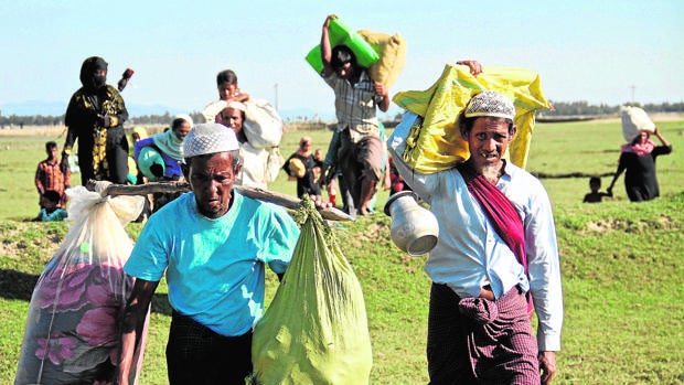 Un grupo de rohingya en su huida a Bangladés