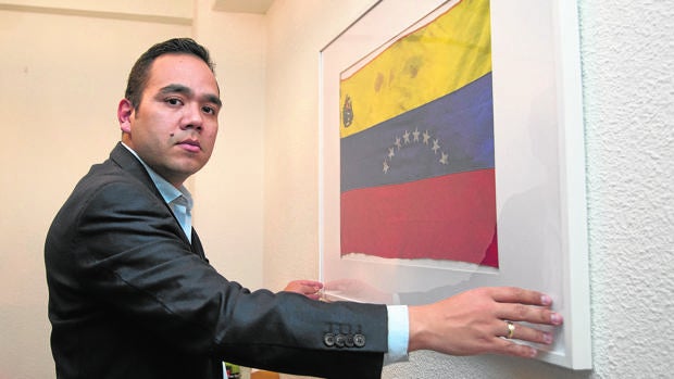 Carlos Moreno, frente a la bandera venezolana con restos de la sangre de su hermano Paúl
