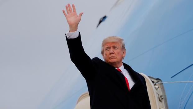 Saludo de Donald Trump antes de abordar el Air Force One en Zurich, tras asistir al Foro de Davos
