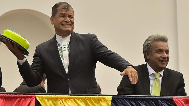 Rafael Correa y Lenín Moreno (d), poco después del triunfo del segundo en las presidenciales del 2 de abril, en un acto en Quito