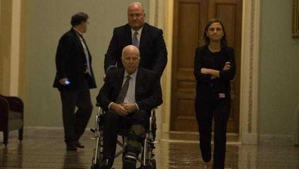 El republicano John McCain se dirige a una votación en el Senado, en Washington