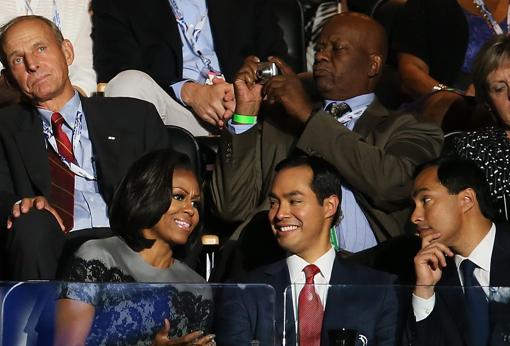 Julián Castro (en el centro), con Michelle Obama y con su hermano Joaquín en 2012