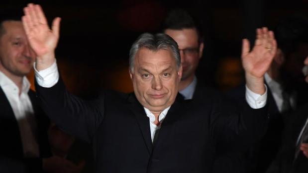 El primer ministro húngaro, Viktor Orban, celebra el triunfo de su partido, este domingo en Budapest