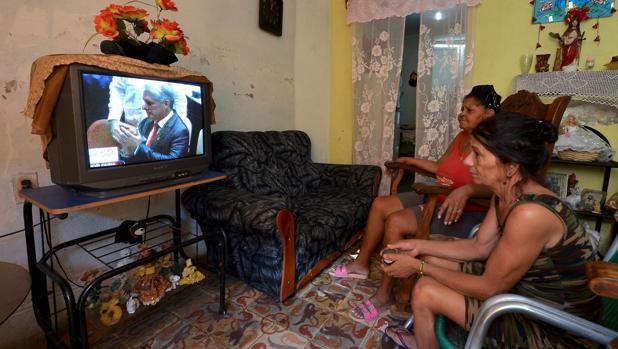 Imagen de una familia cubana viendo la televisión en el día de la confirmación de Díaz-Canel como presidente de Cuba