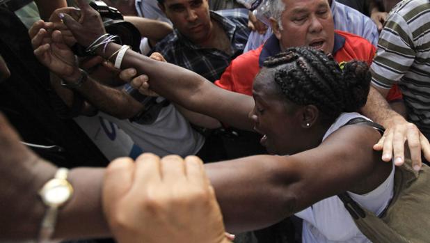 Berta Soler, actual presidenta de Damas de Blanco, en manos de agentes de seguridad en 2010