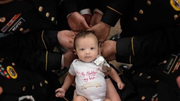 Homenaje A Un Soldado Muerto En El Frente Su Bebe Recien Nacido En Manos De Quienes Sirvieron Con El