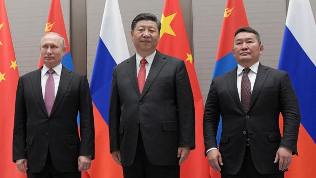 Los presidentes de Rusia, China y Mongolia, Vladimir Putin, Xi Jinping y Khaltmaa Battulga, en una reunión trilateral en el marco de la cumbre oriental