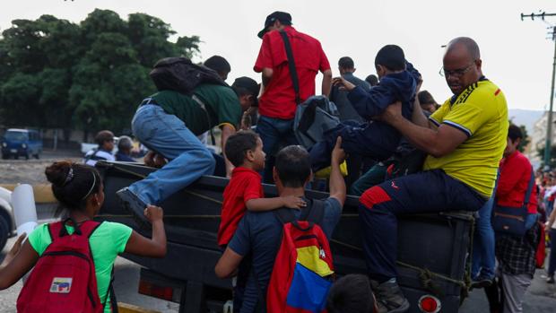 Subidos en "perreras", venezolanos sufren colapso de sistema de transporte