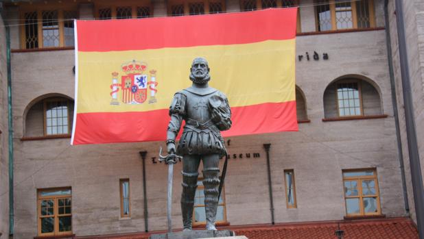 Pedro Menéndez de Avilés, ante una bandera española en San Agustín (Florida), en 2015