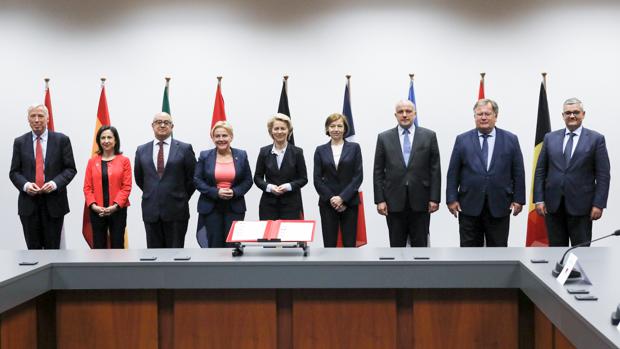 Foto de familia de los firmantes. La segunda por la izquierda, la ministra española de Defensa, Margarita Robles