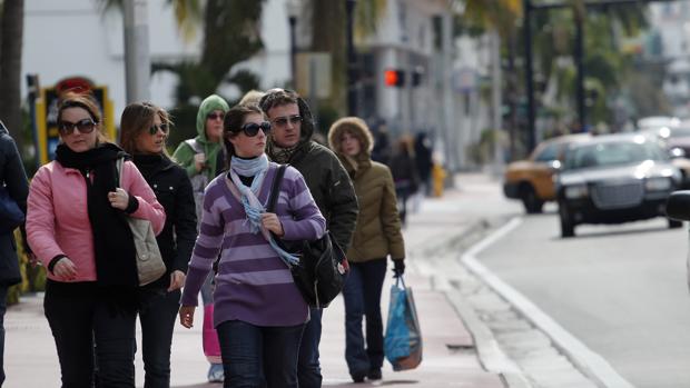 Turistas pasean por South Beach Miami, Florida