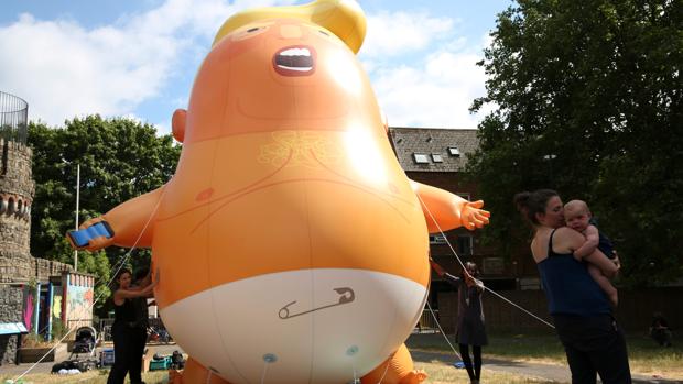 El Gigantesco Globo Bebe Trump Volara Sobre Londres Durante La Visita De Presidente De Ee Uu