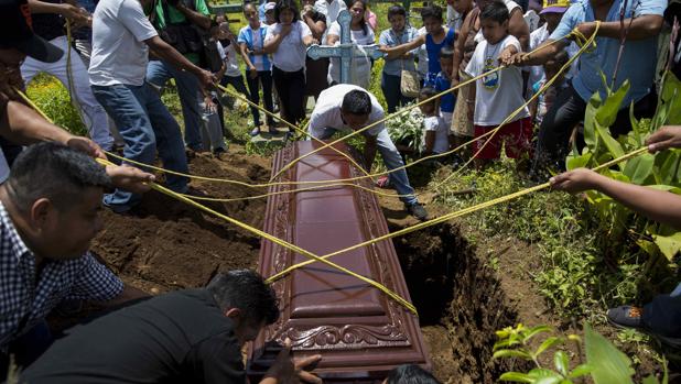 Personas participan en el entierro del joven asesinado en la ciudad de Masaya