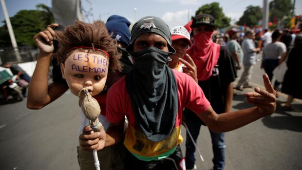 Un seguidor de Daniel Ortega, durante la celebración del 39 aniversario de la victoria sandinista en Nicaragua